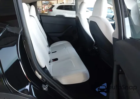 2024 Tesla Model Y Long Range Dual Motor All-Wheel Drive z USA, uszkodzony, nr VIN 7SAYGDEE6RF986520